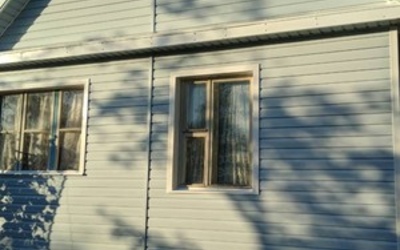 Монтаж цокольного сайдинга Ю-Пласт Stone House кирпич и отделка фасада панелями Ю-пласт Корабельный брус Голубой