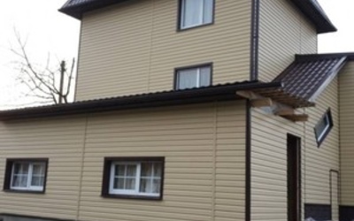 Отделка фасада панелями Альта-Профиль золотой Корабельный брус