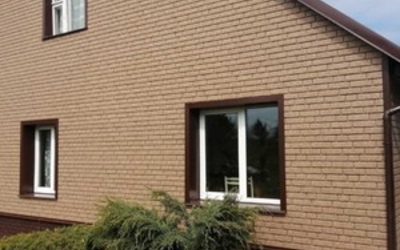 Монтаж цокольного сайдинга Stone house кирпич коричневый и отделка стен сайдингом Ю-пласт Stone house кирпич бежевый