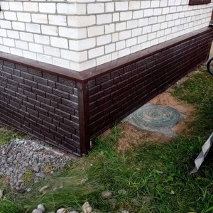 Монтаж цокольного сайдинга Ю-Пласт Stone House кирпич коричневый
