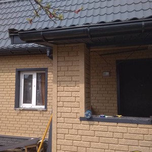 Монтаж цокольного сайдинга Stone House камень изумрудный и отделка фасада панелями Stone House камень песочный