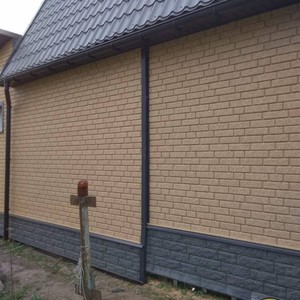 Монтаж цокольного сайдинга Stone House камень изумрудный и отделка фасада панелями Stone House камень песочный