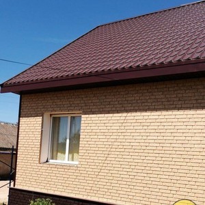 Монтаж цокольного сайдинга Ю-Пласт Stone House кирпич коричневый и отделка фасадными панелями сайдинг «Стоун-хаус» кирпич песочный