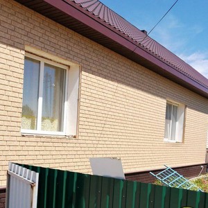 Монтаж цокольного сайдинга Ю-Пласт Stone House кирпич коричневый и отделка фасадными панелями сайдинг «Стоун-хаус» кирпич песочный