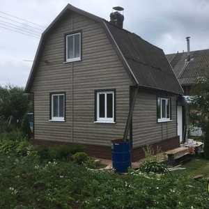 Монтаж сайдинга Timberblock Альпийская ель и обшивка цокольным сайдингом «Стоун-хаус» кирпич песочный