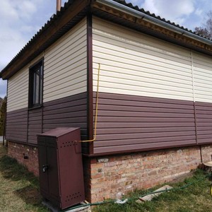 Отделка фасада панелями Nordside Карелия светло-желтый и Fineber Дачный цикорий