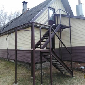 Отделка фасада панелями Nordside Карелия светло-желтый и Fineber Дачный цикорий