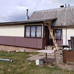 Отделка фасада панелями Nordside Карелия светло-желтый и Fineber Дачный цикорий