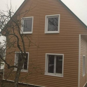 Отделка фасада панелями Блок Хаус (Blockhouse) Docke Карамель
