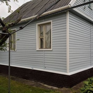 Монтаж цокольного сайдинга Ю-Пласт Stone House кирпич и отделка фасада панелями Ю-пласт Корабельный брус Голубой