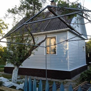 Монтаж цокольного сайдинга Ю-Пласт Stone House кирпич и отделка фасада панелями Ю-пласт Корабельный брус Голубой