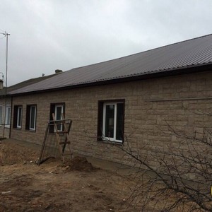 Отделка фасада панелями Альта-профиль гранит уральский и альпийский