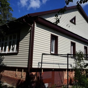 Отделка фасада сайдингом Ю-Пласт бежевый Корабельный брус
