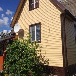 Отделка фасада сайдингом Ю-пласт Корабельный брус Кремовый