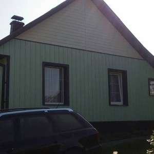 Отделка фасада панелями Doсke S7 Вертикальный Киви и Doсke D4.5 Корабельный брус Банан