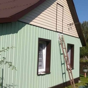 Отделка фасада панелями Doсke S7 Вертикальный Киви и Doсke D4.5 Корабельный брус Банан
