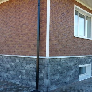 Монтаж цокольного сайдинга Альта Профиль бутовый камень Скандинавский и отделка фасада панелями Альта-Профиль Кирпич Бежевый комби