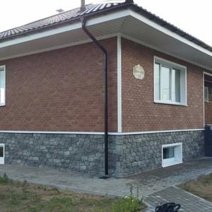 Монтаж цокольного сайдинга Альта Профиль бутовый камень Скандинавский и отделка фасада панелями Альта-Профиль Кирпич Бежевый комби