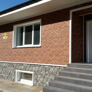 Монтаж цокольного сайдинга Альта Профиль бутовый камень Скандинавский и отделка фасада панелями Альта-Профиль Кирпич Бежевый комби