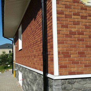 Монтаж цокольного сайдинга Альта Профиль бутовый камень Скандинавский и отделка фасада панелями Альта-Профиль Кирпич Бежевый комби
