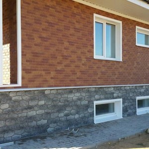 Монтаж цокольного сайдинга Альта Профиль бутовый камень Скандинавский и отделка фасада панелями Альта-Профиль Кирпич Бежевый комби
