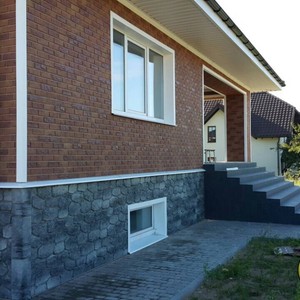 Монтаж цокольного сайдинга Альта Профиль бутовый камень Скандинавский и отделка фасада панелями Альта-Профиль Кирпич Бежевый комби