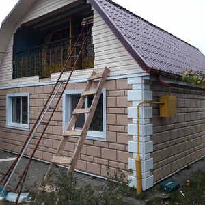 Отделка фасада панелями Альта-Профиль Флорентийский камень Песчаный