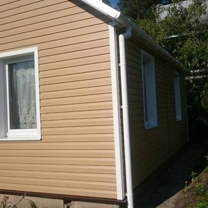 Отделка фасада 80 м2 сайдингом Блок Хаус (Blockhouse) Docke Карамель