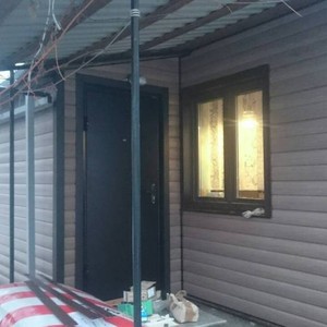 Отделка фасада сайдингом Блок Хаус (Blockhouse) Docke Wood-Slide Кедр
