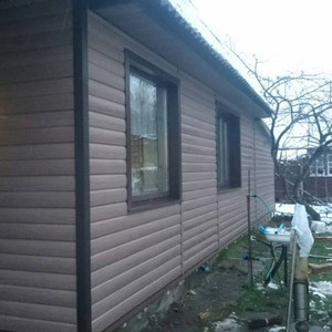 Отделка фасада сайдингом Блок Хаус (Blockhouse) Docke Wood-Slide Кедр