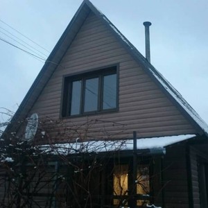 Отделка фасада сайдингом Блок Хаус (Blockhouse) Docke Wood-Slide Кедр