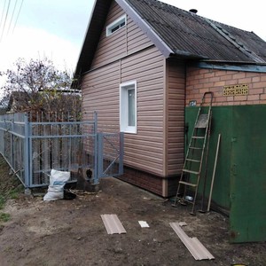 Монтаж цокольного сайдинга Стоун-хаус камень жженый и отделка фасада панелями Timberblock кедр натуральный