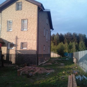 Монтаж цокольного сайдинга Альта-Профиль Камень Малахит и отделка фасада панелями Альта-Профиль Камень Песчаник