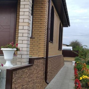 Монтаж цокольного сайдинга Альта-Профиль Кирпич клинкерный бежевый и отделка фасада панелями Камень шотландский Блэкберн