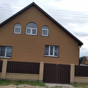 Монтаж цокольного сайдинга Альта-Профиль Кирпич клинкерный бежевый и отделка фасада панелями Камень шотландский Блэкберн