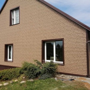 Монтаж цокольного сайдинга Stone house кирпич коричневый и отделка стен сайдингом Ю-пласт Stone house кирпич бежевый
