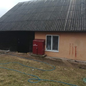 Монтаж цокольного сайдинга Stone house кирпич коричневый и отделка стен сайдингом Ю-пласт Stone house кирпич бежевый