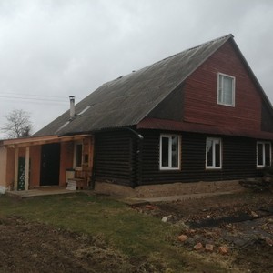 Монтаж цокольного сайдинга Stone house кирпич коричневый и отделка стен сайдингом Ю-пласт Stone house кирпич бежевый