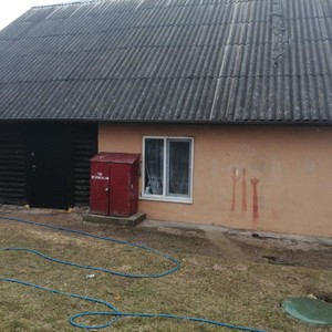 Монтаж цокольного сайдинга Stone house кирпич коричневый и отделка стен сайдингом Ю-пласт Stone house кирпич бежевый