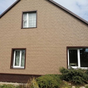 Монтаж цокольного сайдинга Stone house кирпич коричневый и отделка стен сайдингом Ю-пласт Stone house кирпич бежевый