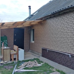 Монтаж цокольного сайдинга Stone house кирпич коричневый и отделка стен сайдингом Ю-пласт Stone house кирпич бежевый