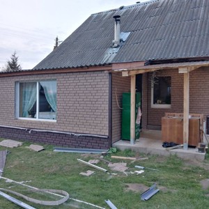 Монтаж цокольного сайдинга Stone house кирпич коричневый и отделка стен сайдингом Ю-пласт Stone house кирпич бежевый