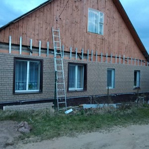 Монтаж цокольного сайдинга Stone house кирпич коричневый и отделка стен сайдингом Ю-пласт Stone house кирпич бежевый