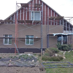 Монтаж цокольного сайдинга Stone house кирпич коричневый и отделка стен сайдингом Ю-пласт Stone house кирпич бежевый