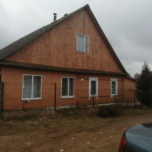 Монтаж цокольного сайдинга Stone house кирпич коричневый и отделка стен сайдингом Ю-пласт Stone house кирпич бежевый