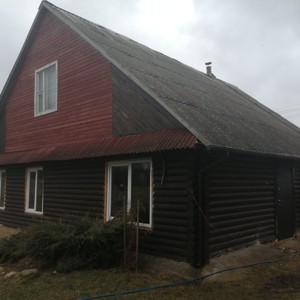 Монтаж цокольного сайдинга Stone house кирпич коричневый и отделка стен сайдингом Ю-пласт Stone house кирпич бежевый