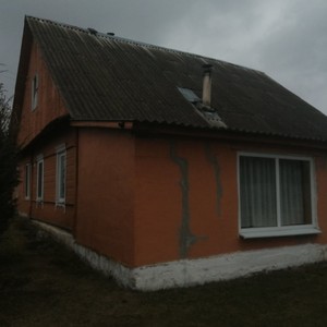 Монтаж цокольного сайдинга Stone house кирпич коричневый и отделка стен сайдингом Ю-пласт Stone house кирпич бежевый