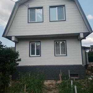 Монтаж фасада сайдингом Альта-профиль Карелия ясень BH-3 и монтаж цоколя сайдингом storehouse камень изумрудный