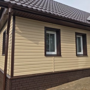 Монтаж сайдинга Ю-пласт кофе с молоком и отделка цоколем Ю-пласт stone house кирпич коричневый