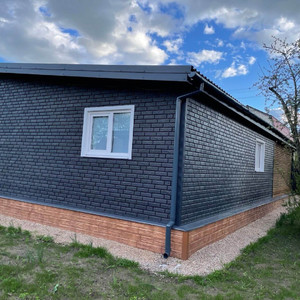 Монтаж сайдинга под кирпич Ю-пласт Stone House графитовый